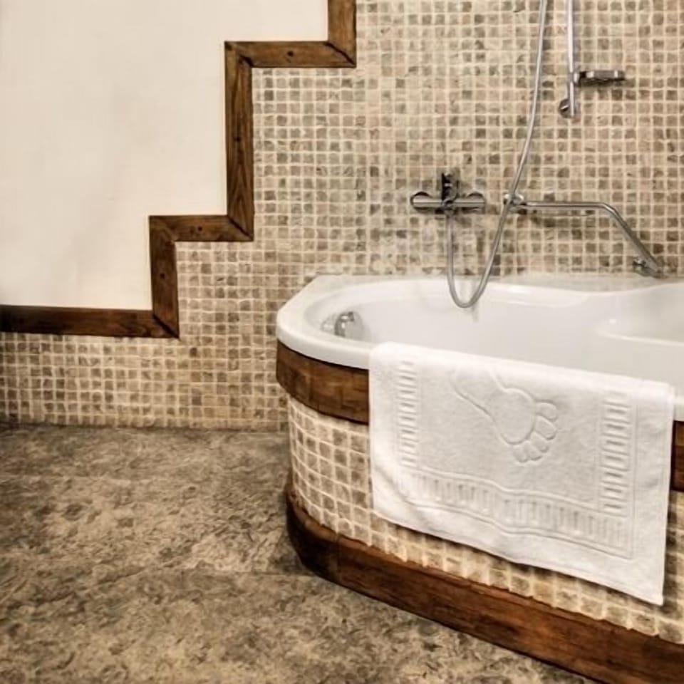 Deluxe Double or Twin Room | Deep soaking bathtub