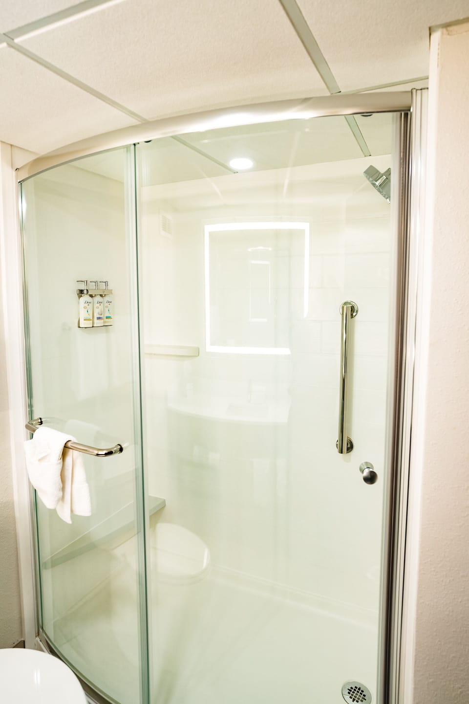 Combined shower/tub, free toiletries, hair dryer, towels