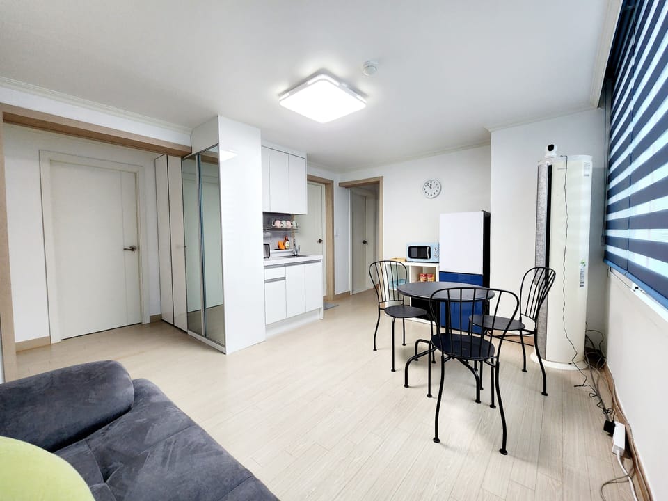 (Foreigners Only) Deluxe Twin Room | Living area | LED TV, computer