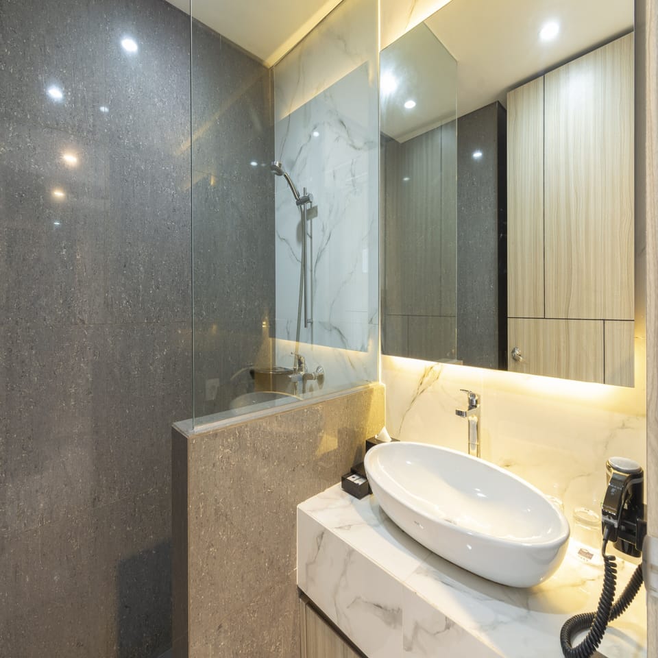 Combined shower/tub