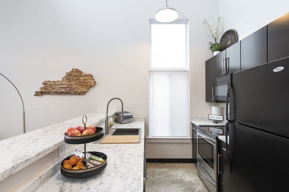 Plenty of space to cook while on your stay. 