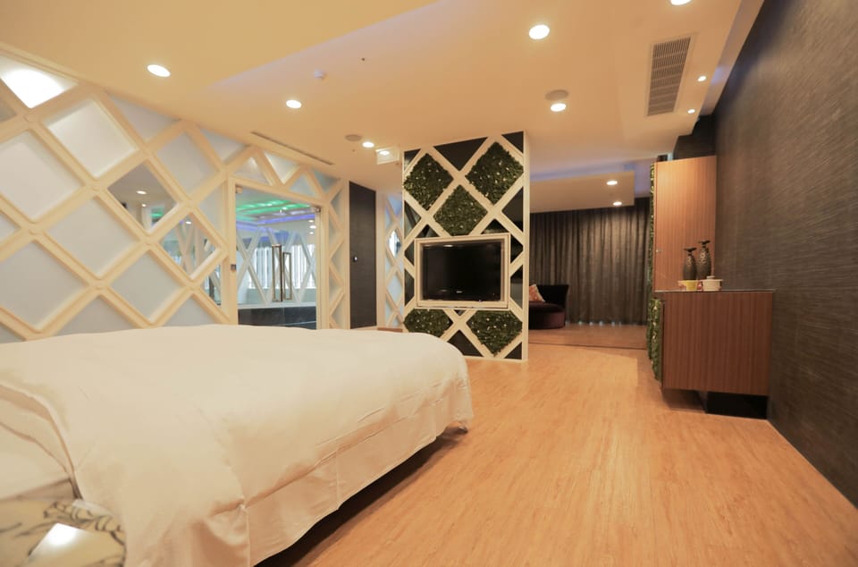VIP Suite | Down comforters, pillowtop beds, minibar, individually decorated