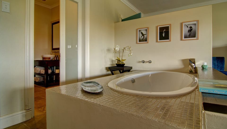 Manor House Honeymoon Suite | Bathroom | Separate tub and shower, deep soaking tub, free toiletries, hair dryer