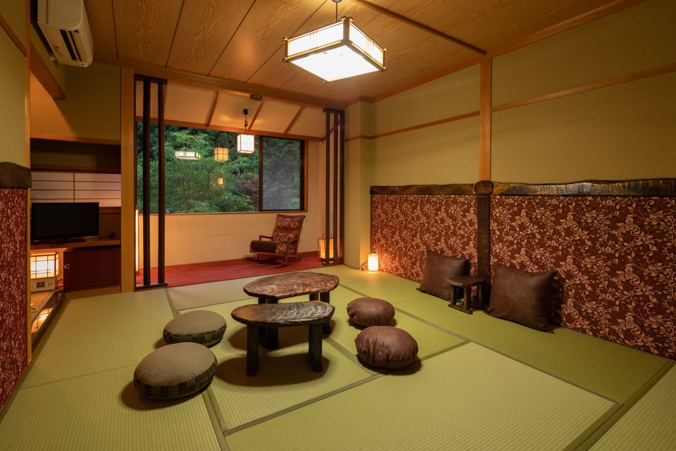 Basic Room | Down comforters, in-room safe, desk, blackout drapes