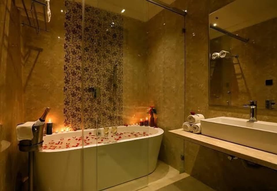 Duplex Room | Bathroom | Shower, rainfall showerhead, free toiletries, towels