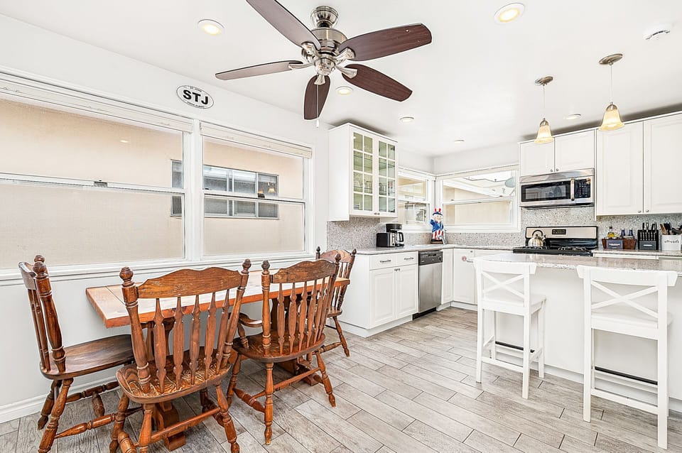 Small, but simply delightful! This upper unit transitions from kitchen, dining, and living room (behind dining table) seamlessly.
                