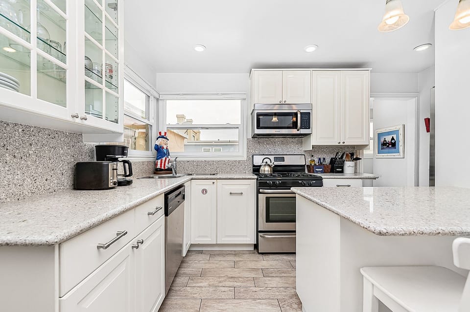 This rental shares a property with two other units and is on the second floor. 1 permitted parking spot is included at Marina Park across the street. (Cannot park on the property).
                