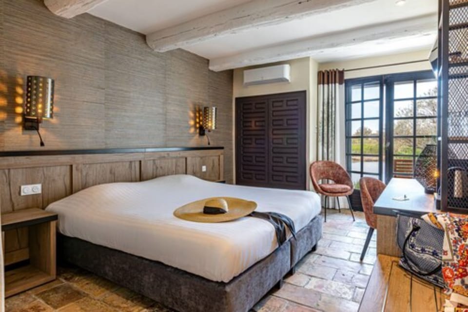 Double Room (Manadier) | Minibar, in-room safe, individually decorated, individually furnished