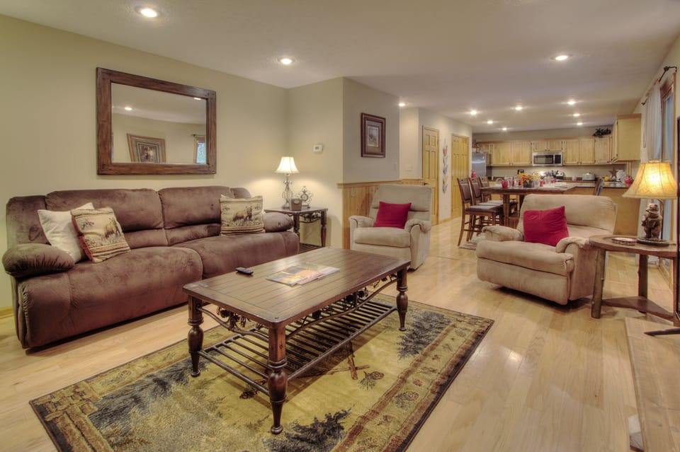 Cabin | Living room | 65-inch Smart TV with digital channels, TV, Netflix