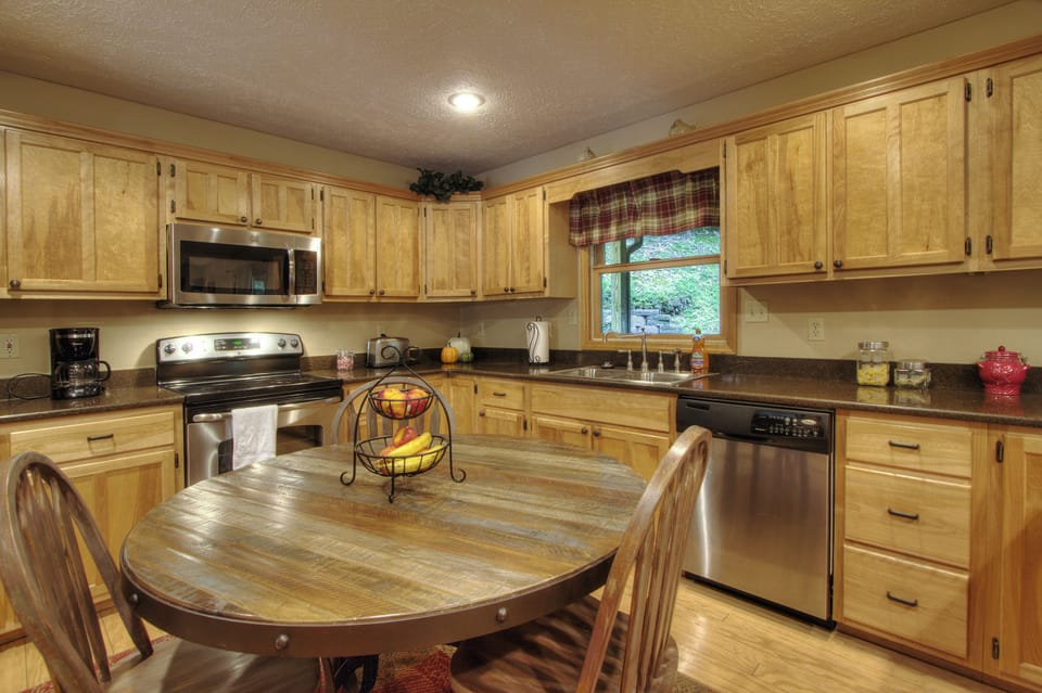 Cabin | Private kitchen | Full-size fridge, microwave, dishwasher, toaster