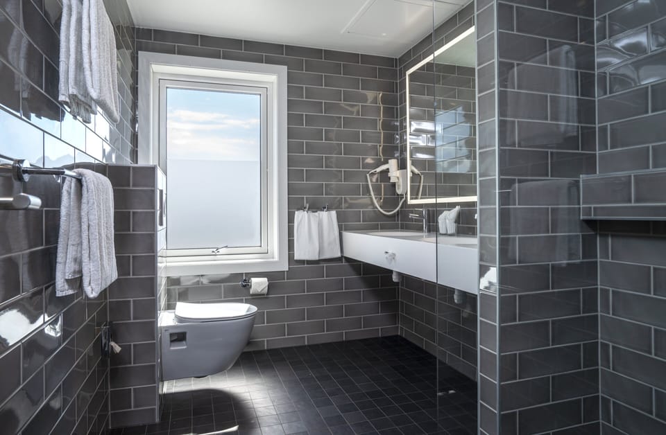 Suite, Non Smoking (Luxus) | Bathroom | Hair dryer, towels