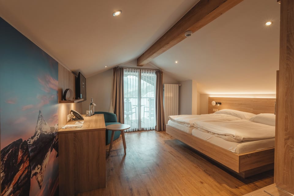 Double Room | Hypo-allergenic bedding available, in-room safe, desk, blackout drapes