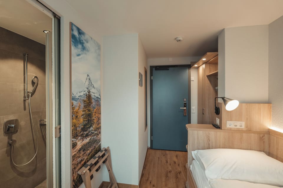 Single Room | Hypo-allergenic bedding available, in-room safe, desk, blackout drapes