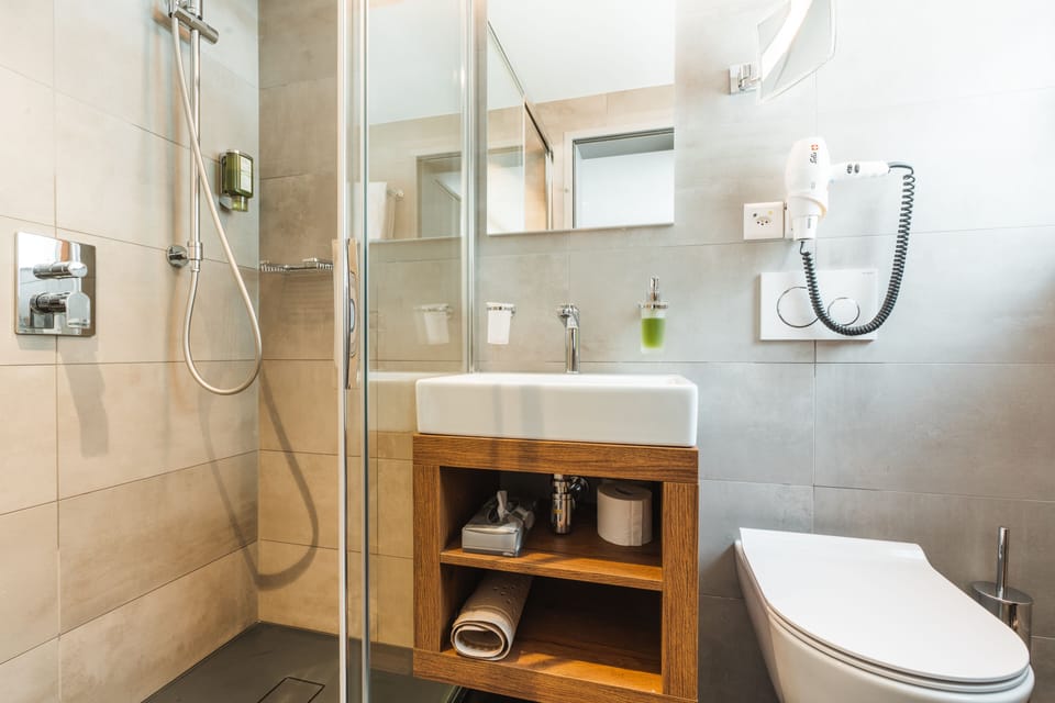 Double Room | Bathroom | Towels, soap, shampoo, toilet paper