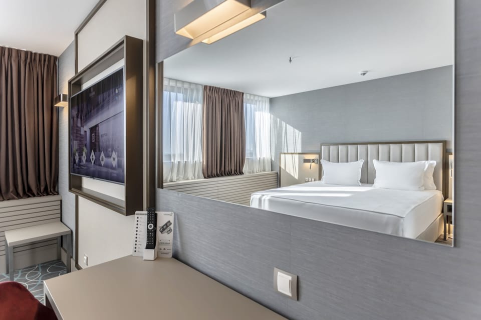 Deluxe Double Room | Minibar, in-room safe, desk, laptop workspace