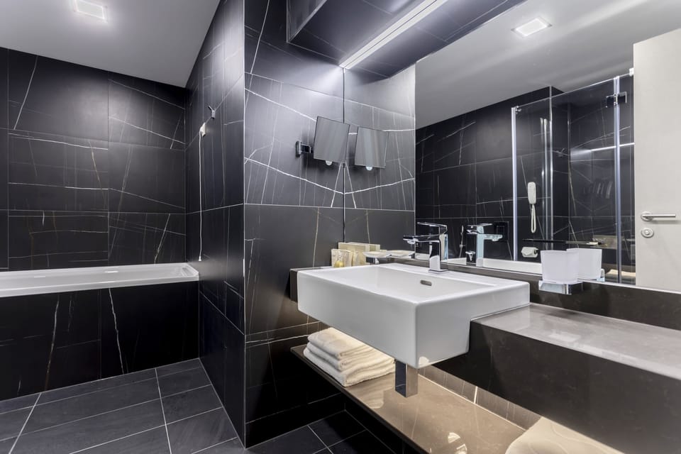 Classic Apartment, 1 King Bed, Sea View | Bathroom shower