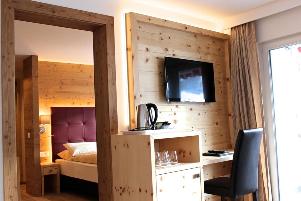 Junior Suite | Down comforters, minibar, in-room safe, desk