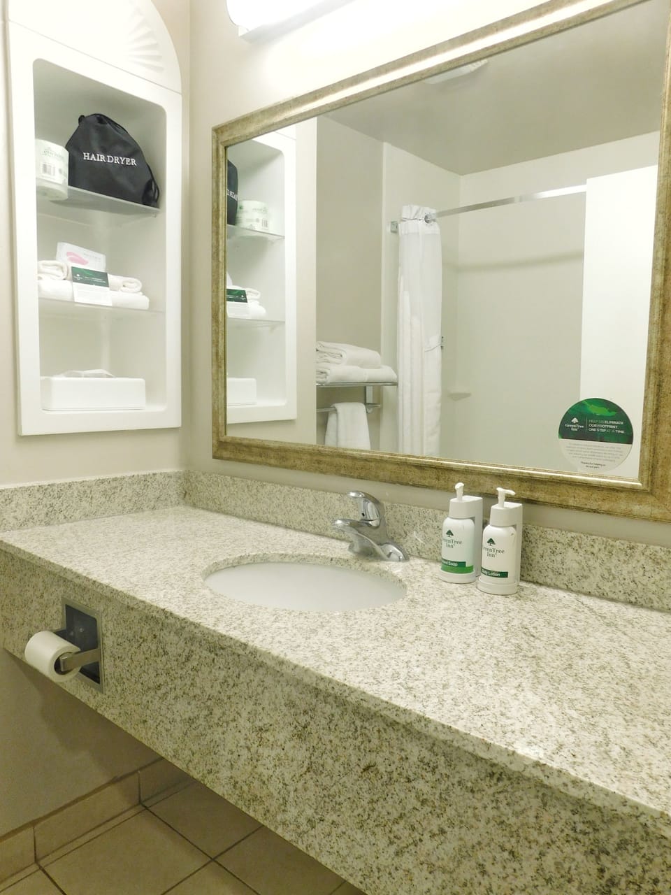Combined shower/tub, free toiletries, hair dryer, towels