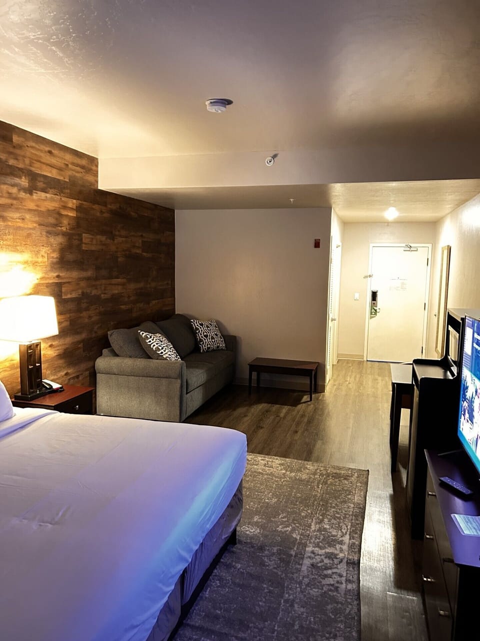 Executive Room, 1 King Bed | Premium bedding, in-room safe, desk, iron/ironing board