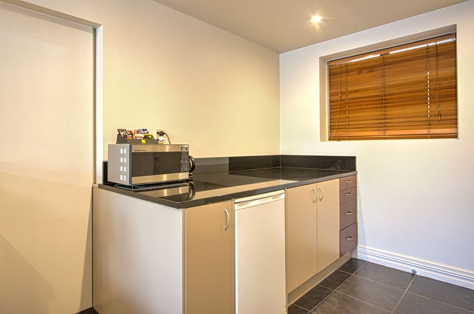 Studio with Spa, Ground Floor | Mini-refrigerator