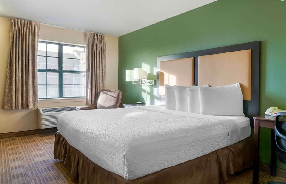 Studio, 1 King Bed, Non Smoking | Desk, WiFi (free), bed sheets