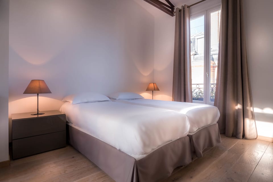 In-room safe, soundproofing, free WiFi, bed sheets