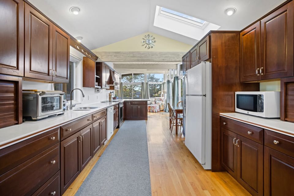 Spacious kitchen between the dining room and living room