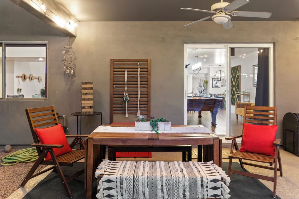 Outdoor extendable table