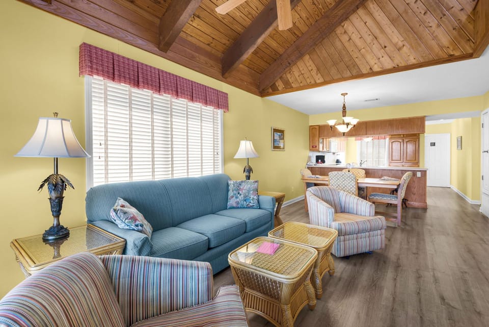 Comfort Condo, 2 Bedrooms, Kitchen, Beachfront | Living area | TV