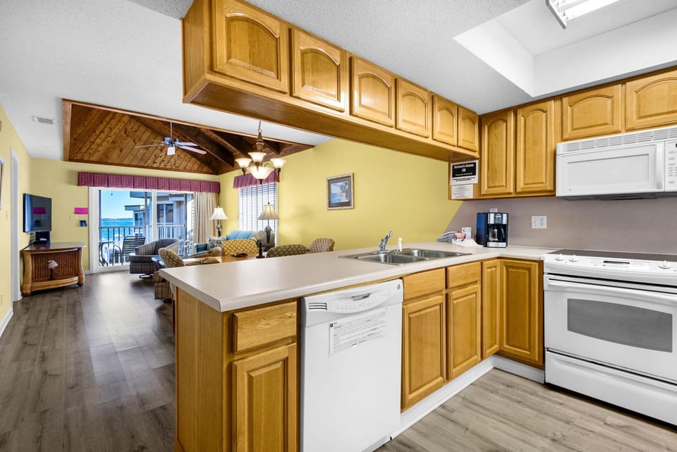 Comfort Condo, 2 Bedrooms, Kitchen, Beachfront | Private kitchen | Full-size fridge, microwave, oven, stovetop
