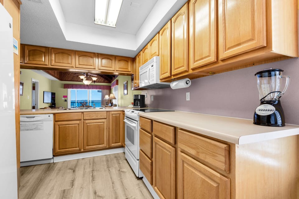 Comfort Condo, 2 Bedrooms, Kitchen, Beachfront | Private kitchen | Full-size fridge, microwave, oven, stovetop