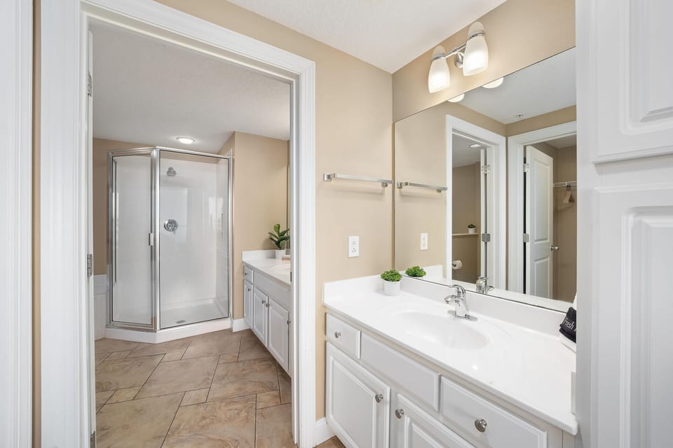 Primary En-Suite Bathroom