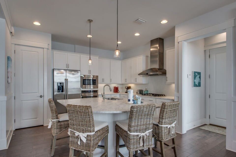 Breakfast Bar with Seating for 4