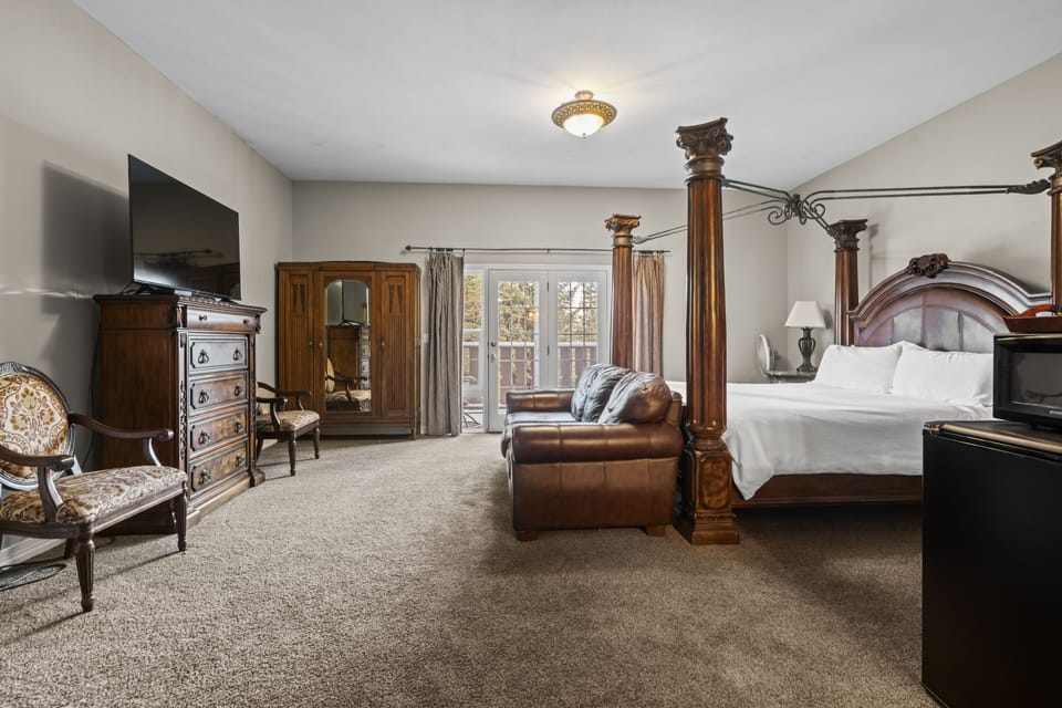 Suite, 1 King Bed with Sofa bed (Suite 3) | Individually decorated, individually furnished, iron/ironing board