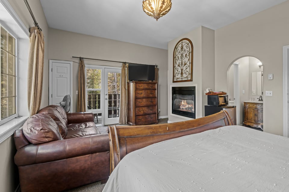 Suite, 1 King Bed with Sofa bed (Suite 1) | Living area | 42-inch TV with cable channels