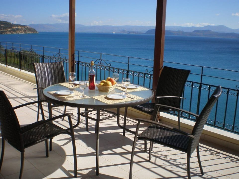 Sunrise 2 balcony with outdoor table