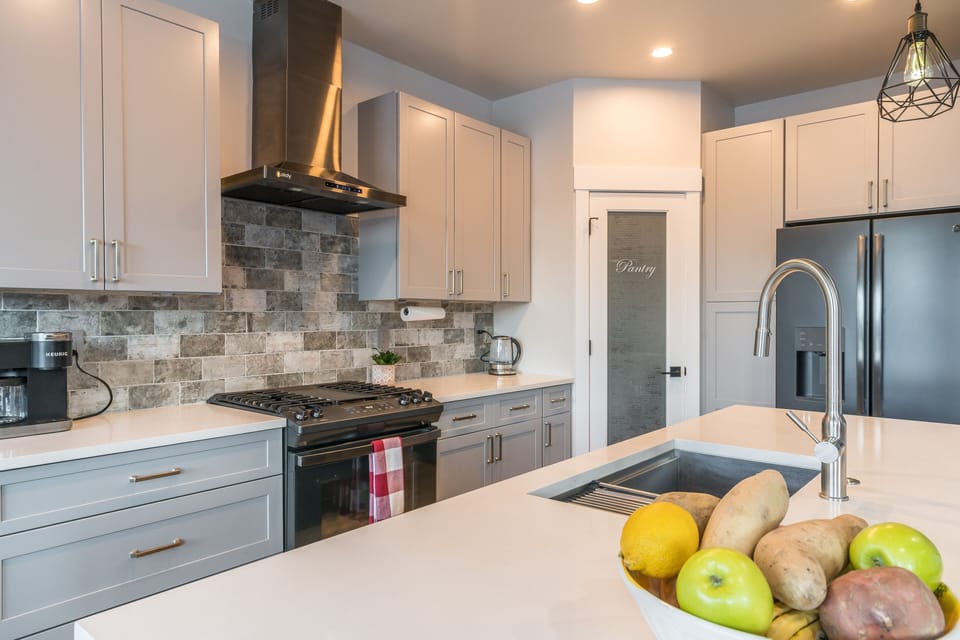 House, 5 Bedrooms | Private kitchen | Fridge, microwave, oven, coffee/tea maker