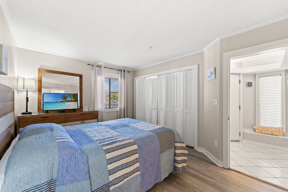 Master Bedroom w/1 Queen