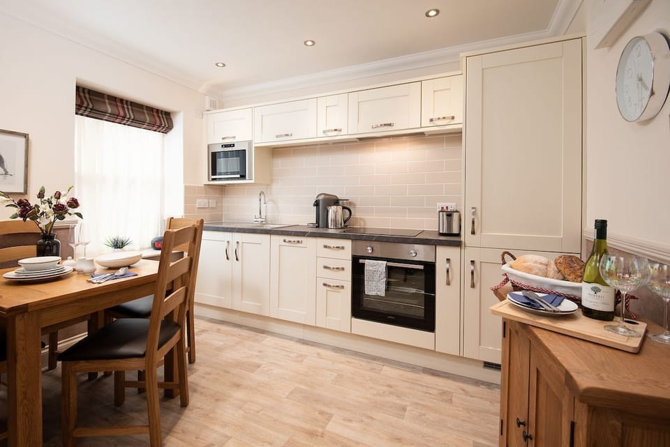 Eildon View - kitchen with dining space for four