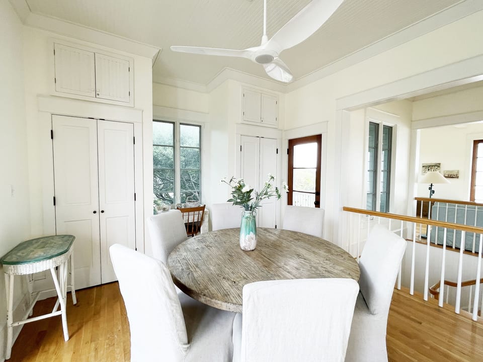 DINING AREA ALTERNATE VIEW