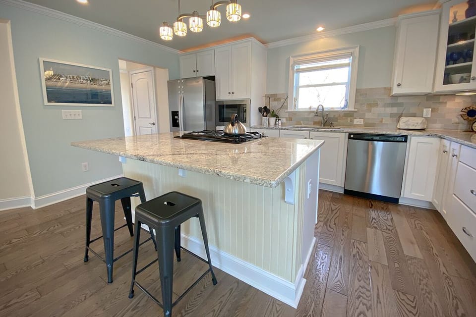 Kitchen w/ Bar Stools