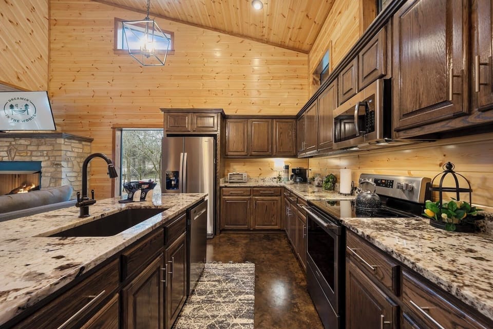 This large kitchen makes it enjoiyable to cook any meal.