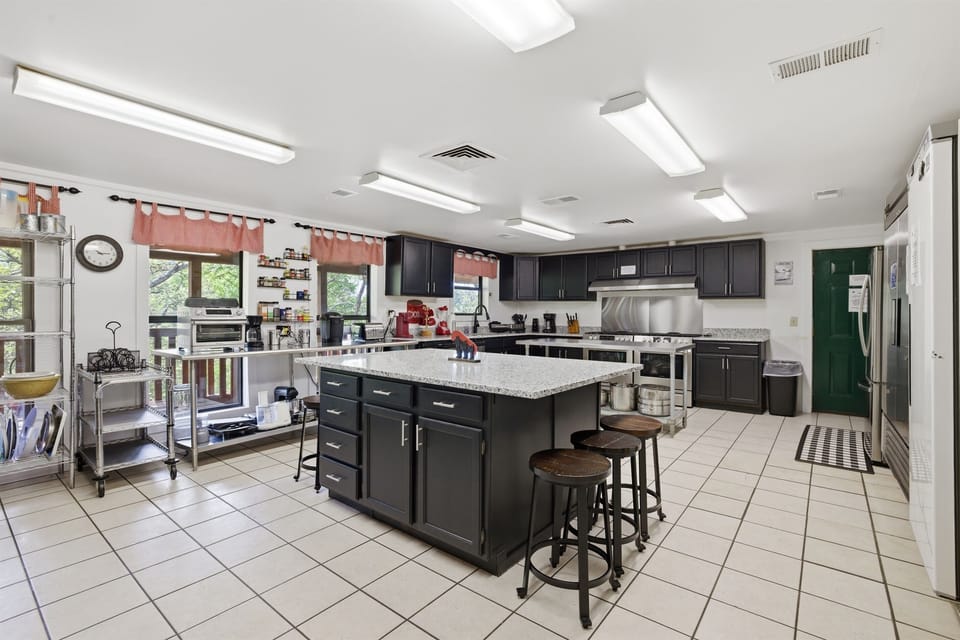 Huge Kitchen- with everything you would need to make a Thanksgiving Dinner!