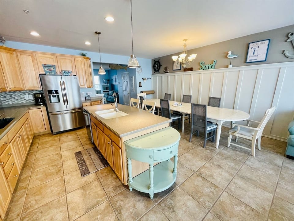 Sunset Island 10 Corner Store Lane Kitchen and Dining Area