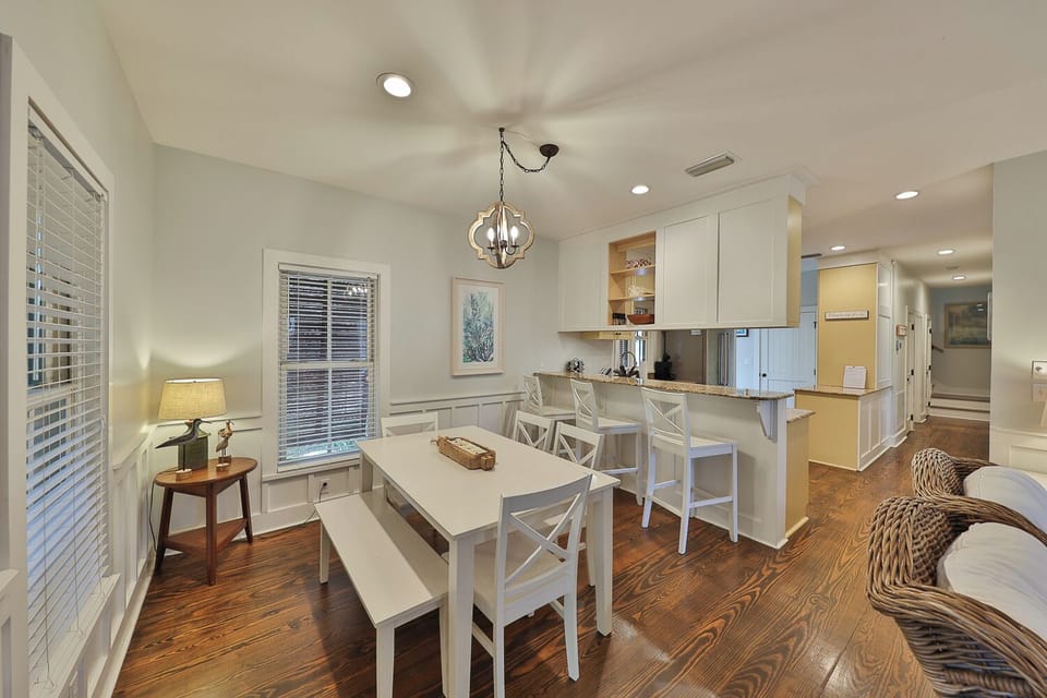 Dining area with seating for 6 plus bar stools