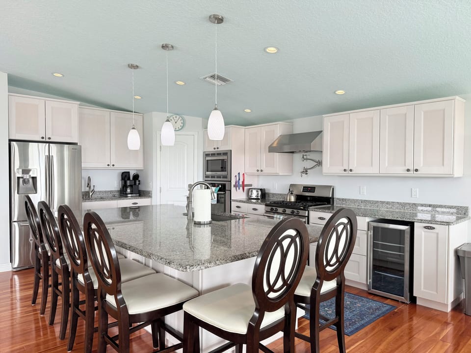 Large Fully Equipped Kitchen 