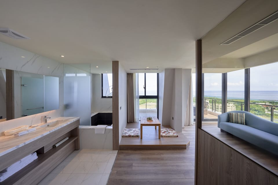 Mountain View Deluxe Suite II | Bathroom | Free toiletries, hair dryer, slippers, bidet