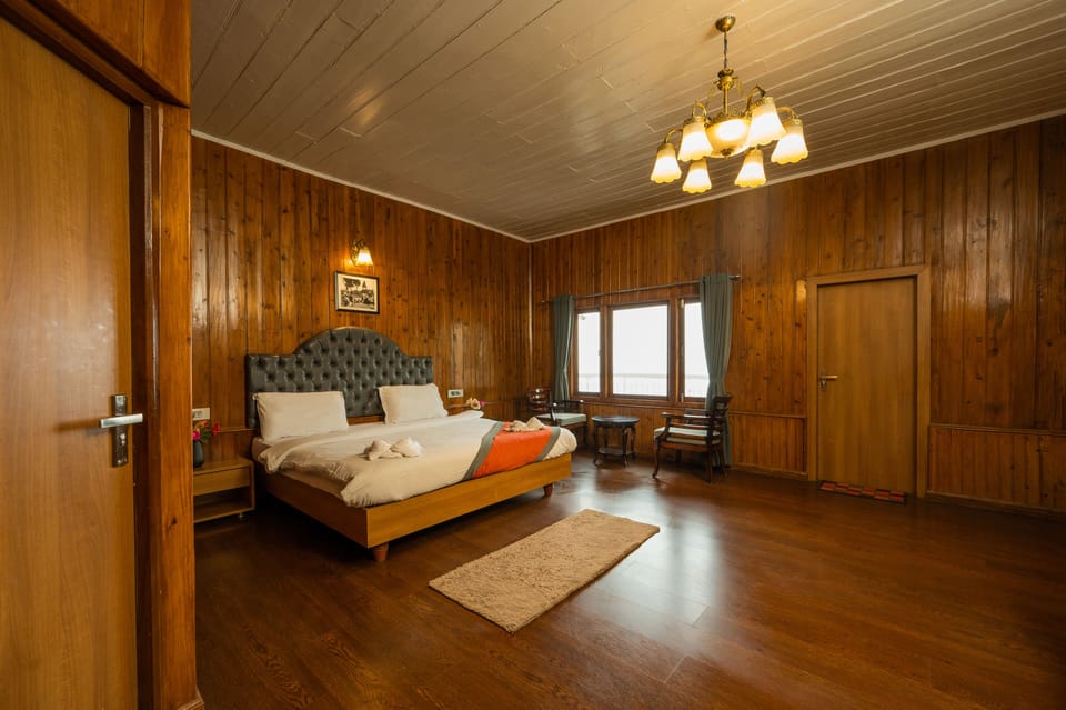 Premier Room, Mountain View | Desk, laptop workspace, free WiFi, bed sheets