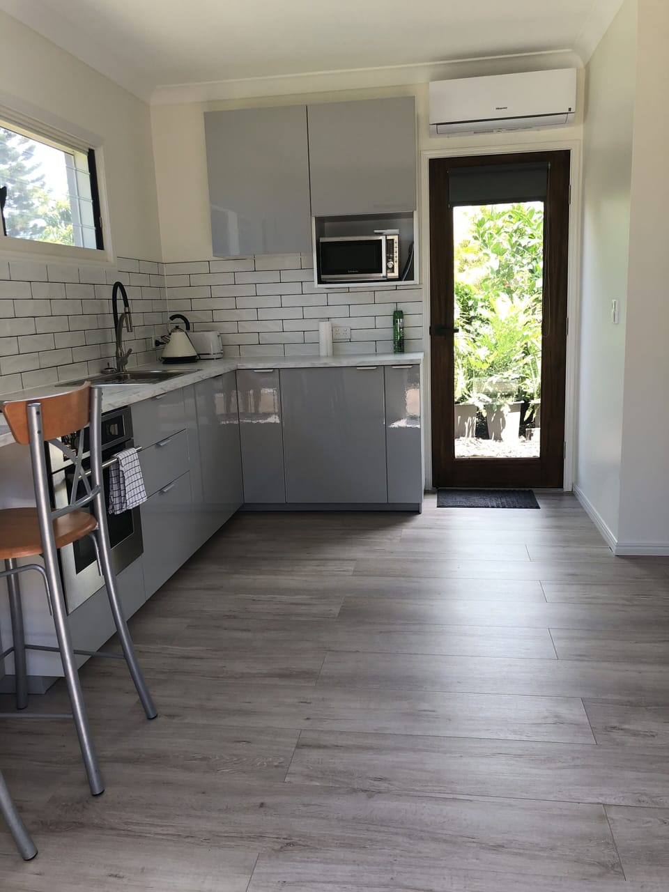 Fully equipped Kitchen- with breakfast bar 