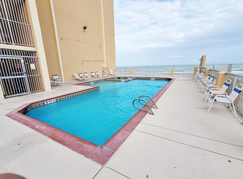 Swimming Pool with Hot Tub